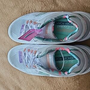 Nwt air cooled memory foam tie sneakers